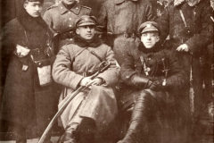 Bracia-Dabrowscy-siedza-od-lewej-major-Wladyslaw-i-rotmistrz-Jerzy-Lupaszko.